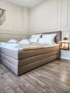 GELI Homes L1 - 2x Zimmer, 2x Kingsize Bett, 1 bis 4 Personen, Parkplatz, TV, Wifi, top Küche, Kaffee, Tee